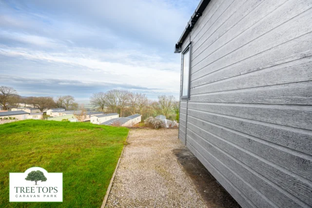 ⭐️ Swift Moselle Lodge for sale at Tree Tops Caravan Park in North Wales ⭐️🌳 PRICE: £95,995With all the comforts of home, the 2-bedroom Swift Moselle Lodge has a country cottage feel, topped with fabulous views across the Park to the Dee Estuary and Irish Sea!🤩Find out more on our website. 🔗Link in bio @treetopscp⭐️HIGHLIGHTS:
✔️Wraparound glass-fronted UPVC decking to be included
✔️Light-filled, cosy lounge with sliding doors to front, and freestanding suite (so you can customise the layout of the lounge to your liking!)
✔️Country-style kitchen with integrated appliances, plus corner seating and stools around the dining table
✔️Bright master bedroom with king-size bed, lots of storage, and ensuite shower
✔️Bedroom 2 with twin 2′ 6″ single beds
✔️Family bathroom with bath with shower over
✔️Double glazing and central heating
✔️40′ x 13′To view this beautiful caravan, call us on 📞01745 560279 or book via our website on the link above.#treetopscaravanpark #staticcaravansforsale #absundecks #swiftcaravan #swiftgroup #swiftmosellelodge #caravanlodge #caravanparkinnorthwales